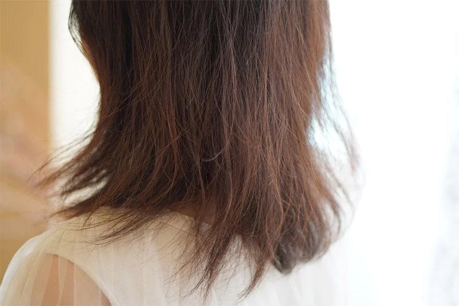 髪が変わると気持ちも変わる。くせ・うねりを活かす50代のショートヘア